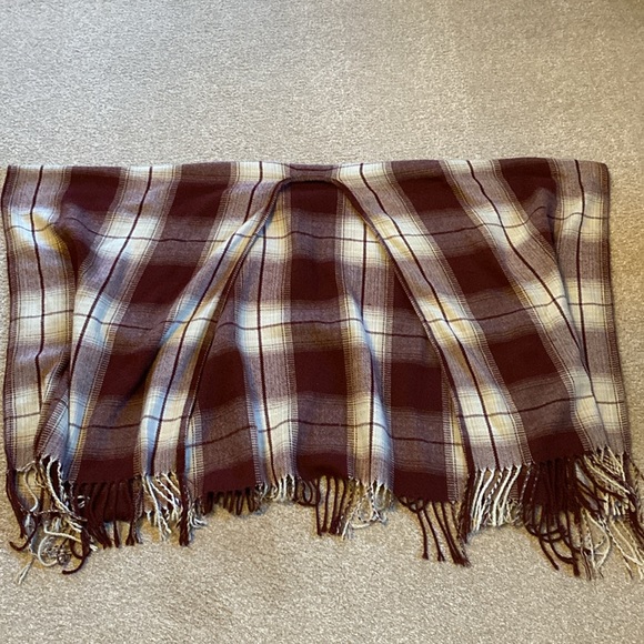 Hollister shawl - Picture 3 of 3